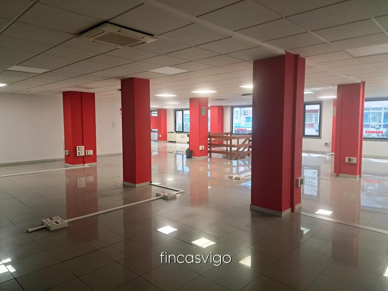 Entreplanta con varios despachos de oficinas.