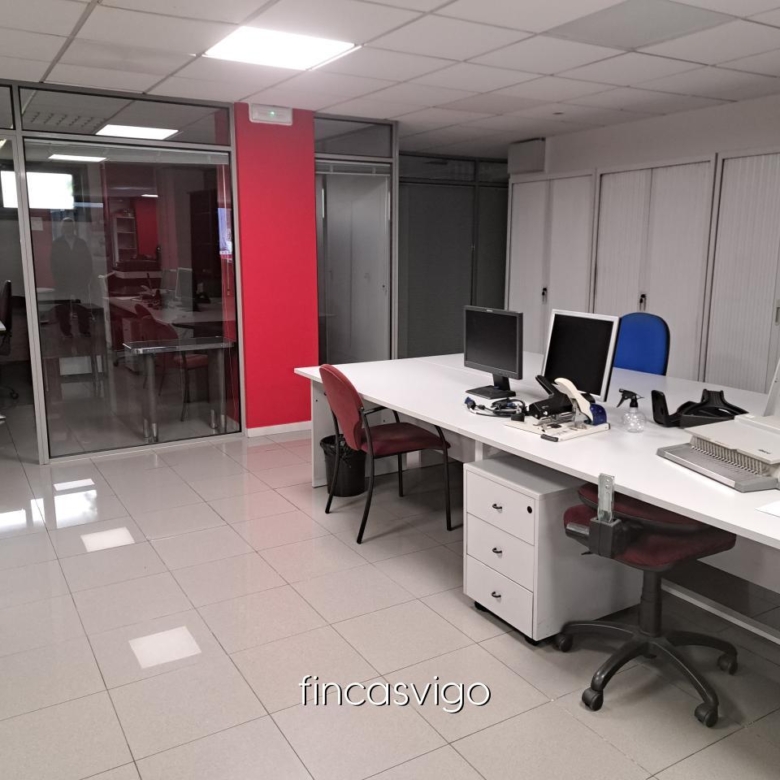 Entreplanta con varios despachos de oficinas.
