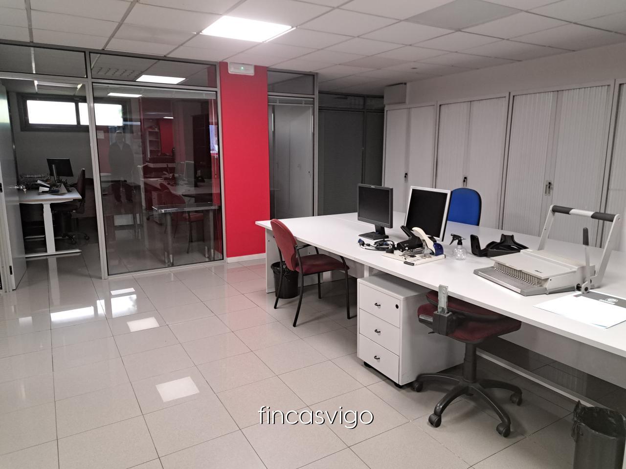 Entreplanta con varios despachos de oficinas.