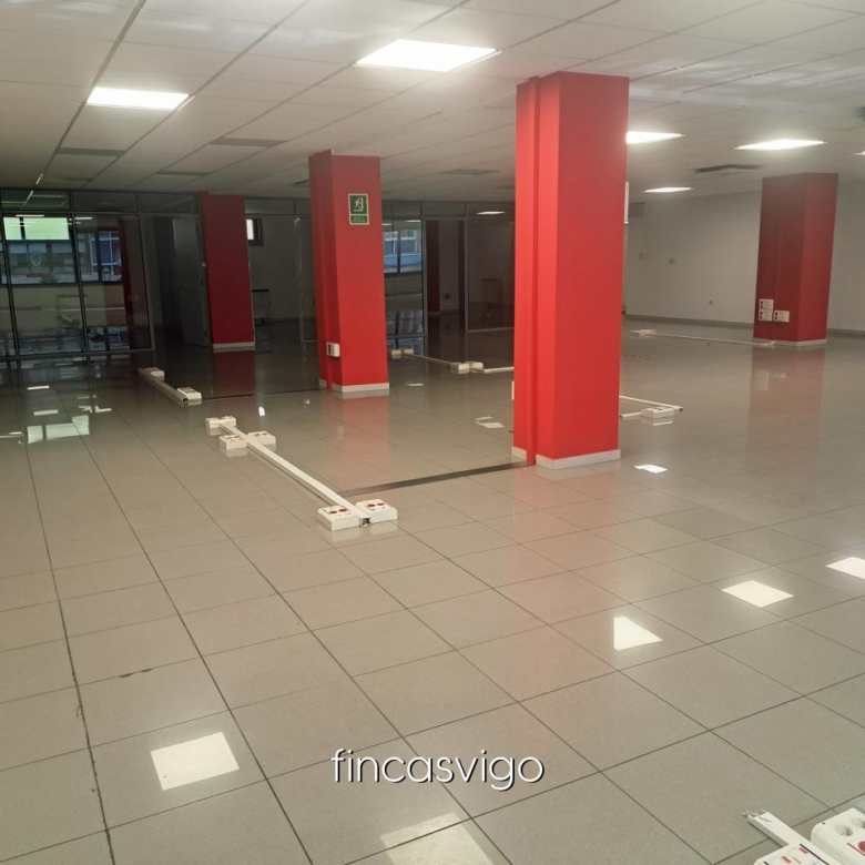 Entreplanta con varios despachos de oficinas.