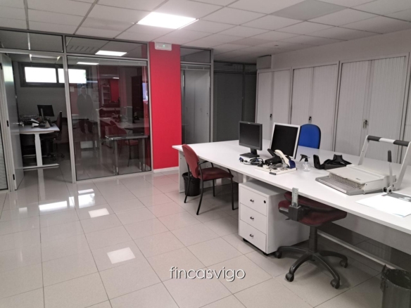 Entreplanta con varios despachos de oficinas.