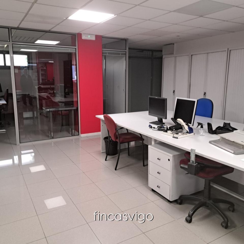 Entreplanta con varios despachos de oficinas.