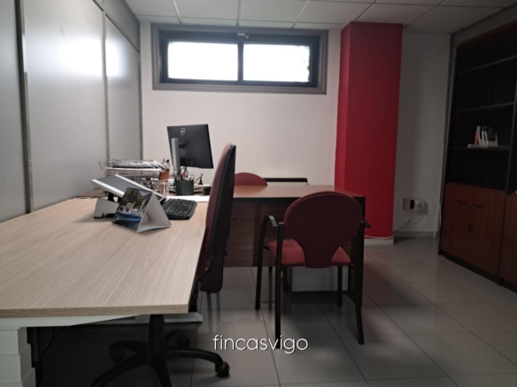 Entreplanta con varios despachos de oficinas.