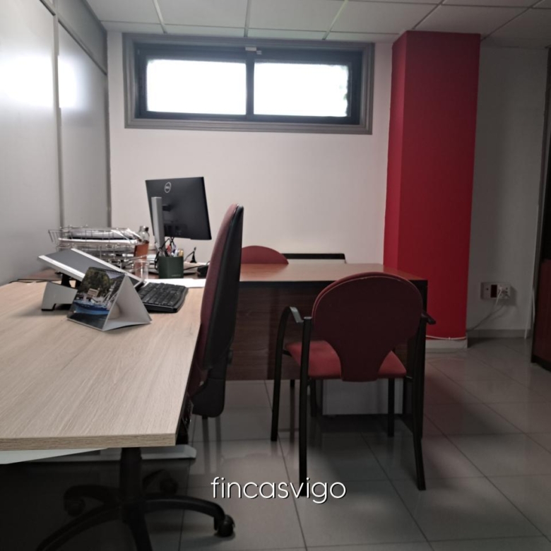 Entreplanta con varios despachos de oficinas.