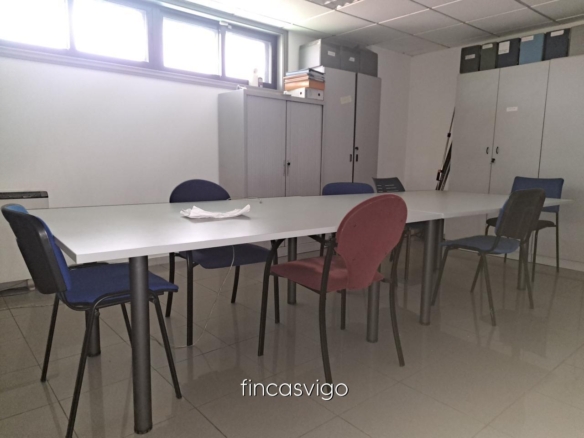 Entreplanta con varios despachos de oficinas.