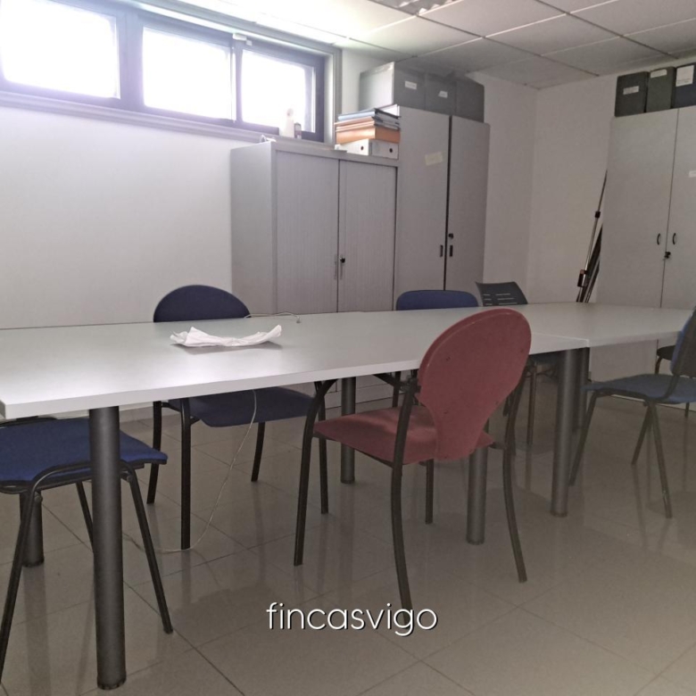 Entreplanta con varios despachos de oficinas.
