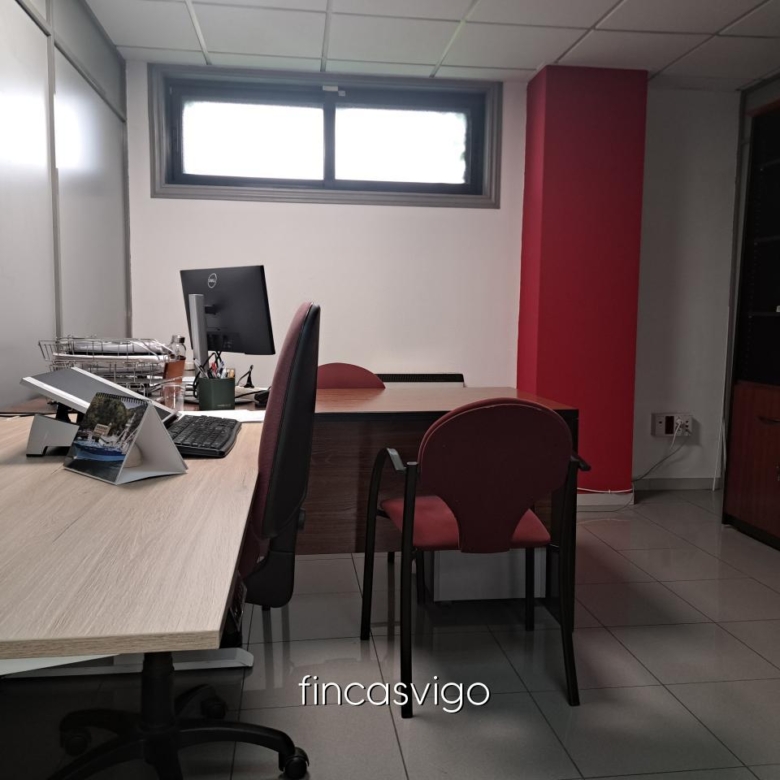 Entreplanta con varios despachos de oficinas.