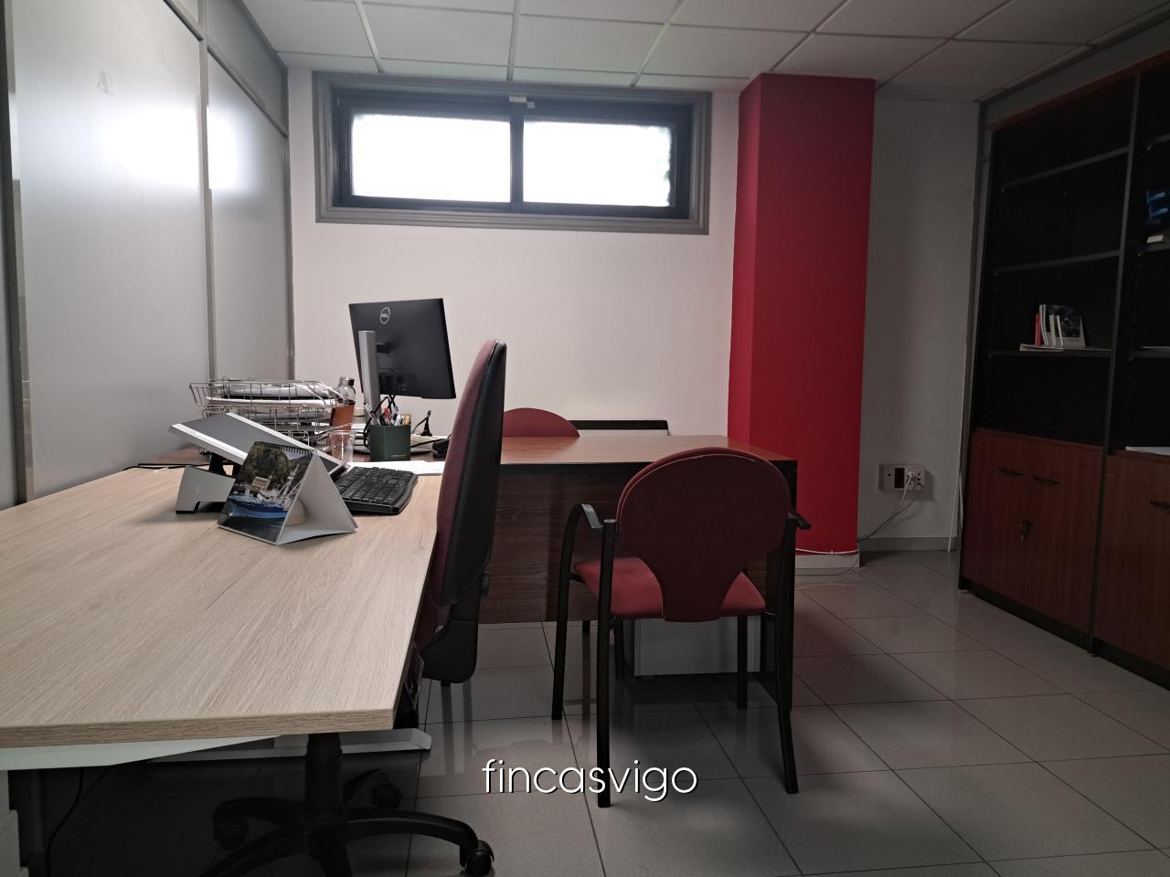 Entreplanta con varios despachos de oficinas.