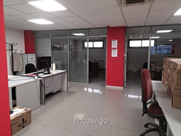 Entreplanta con varios despachos de oficinas.