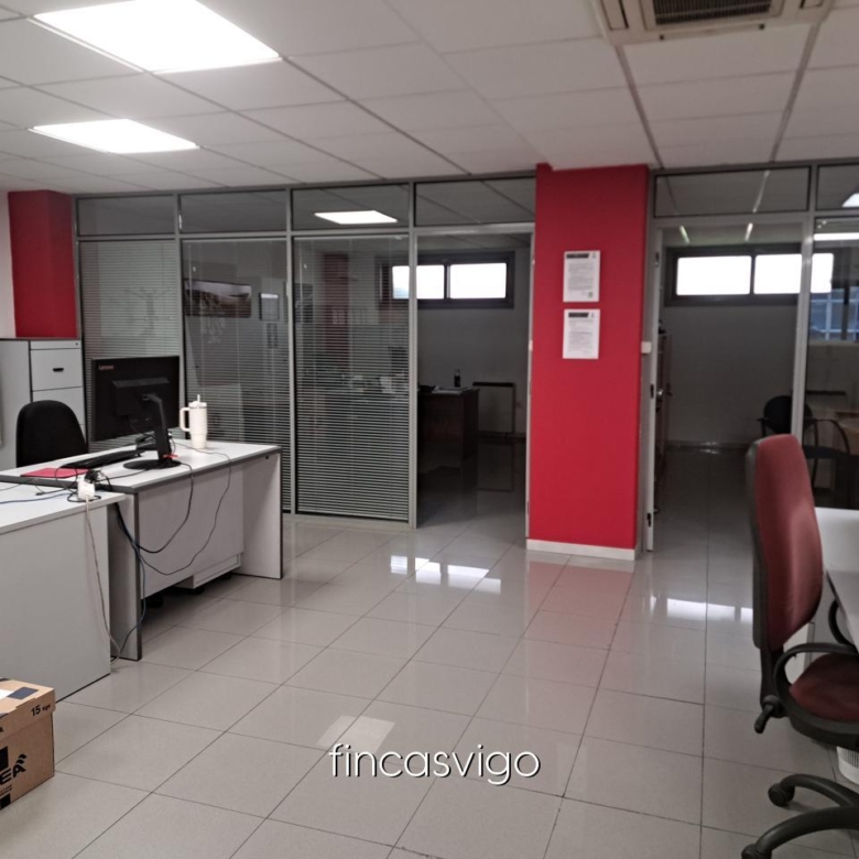 Entreplanta con varios despachos de oficinas.
