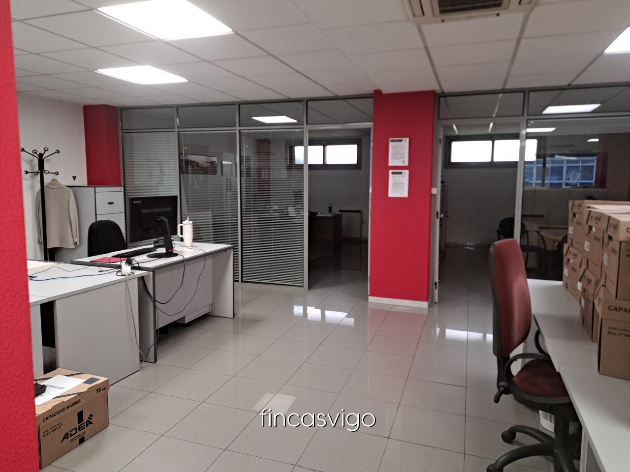 Entreplanta con varios despachos de oficinas.