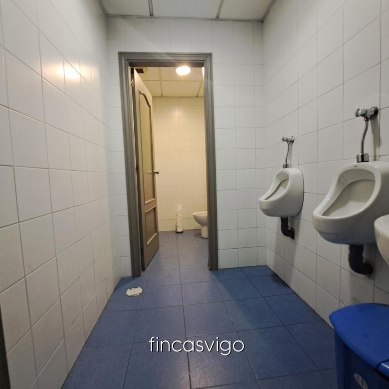 Entreplanta con varios despachos de oficinas.