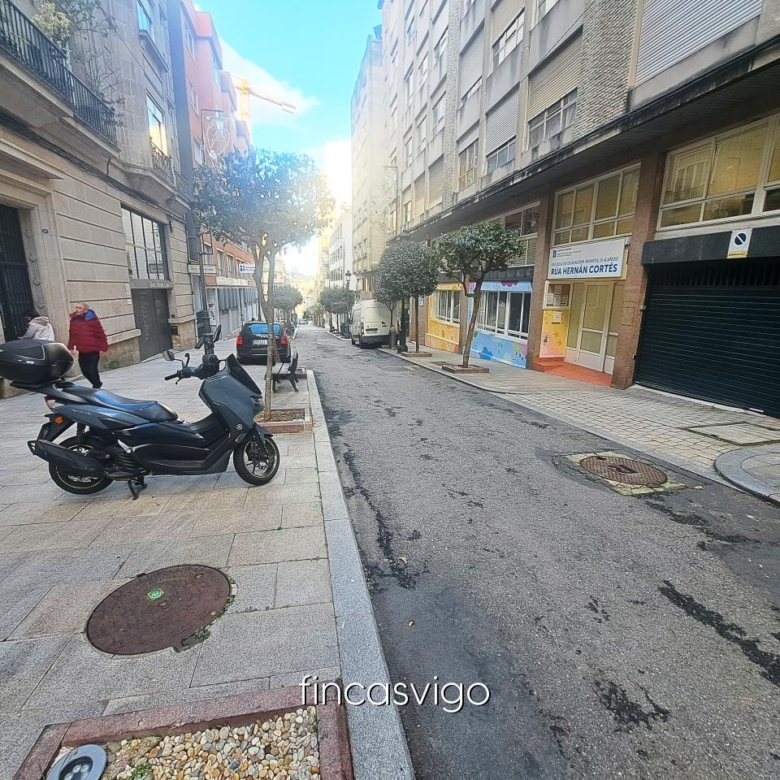 Bajo calle Hernán Cortes de Vigo