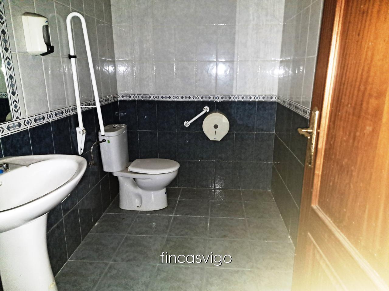 177020871582300028512_176366524607 Bajo calle Hernán Cortes de Vigo