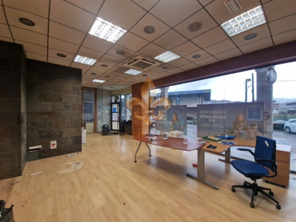 Excelente local comercial en alquiler en el centro de Ponteareas