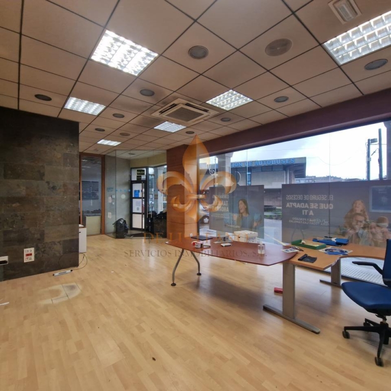 Excelente local comercial en alquiler en el centro de Ponteareas