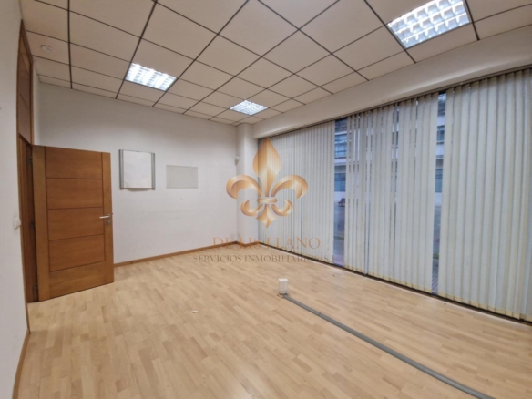 Excelente local comercial en alquiler en el centro de Ponteareas