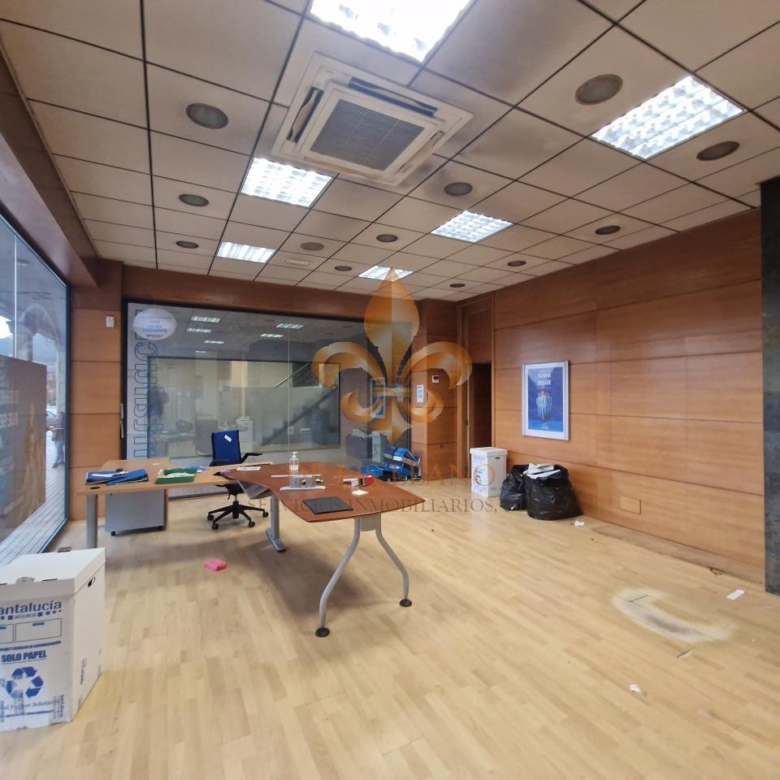 Excelente local comercial en alquiler en el centro de Ponteareas