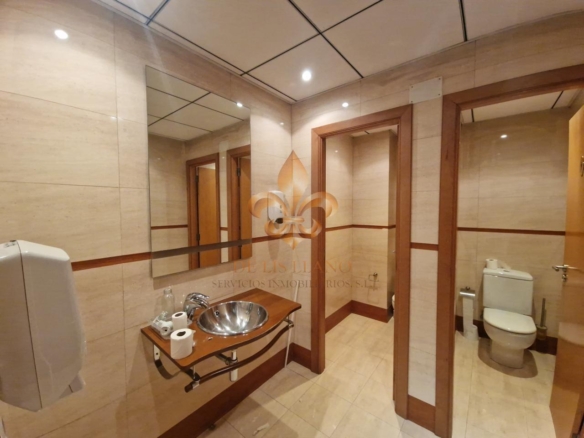 Excelente local comercial en alquiler en el centro de Ponteareas