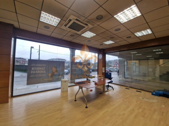 Excelente local comercial en alquiler en el centro de Ponteareas