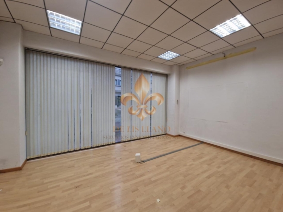Excelente local comercial en alquiler en el centro de Ponteareas