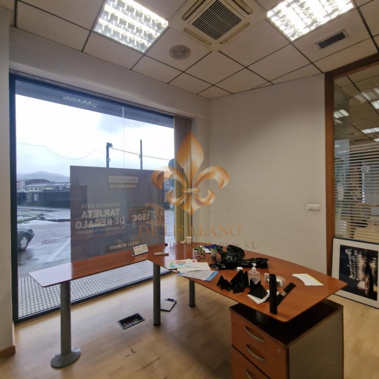 Excelente local comercial en alquiler en el centro de Ponteareas