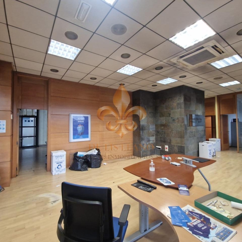 Excelente local comercial en alquiler en el centro de Ponteareas