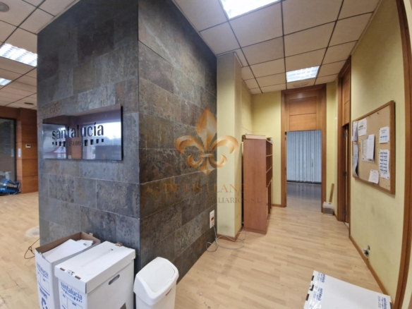 Excelente local comercial en alquiler en el centro de Ponteareas
