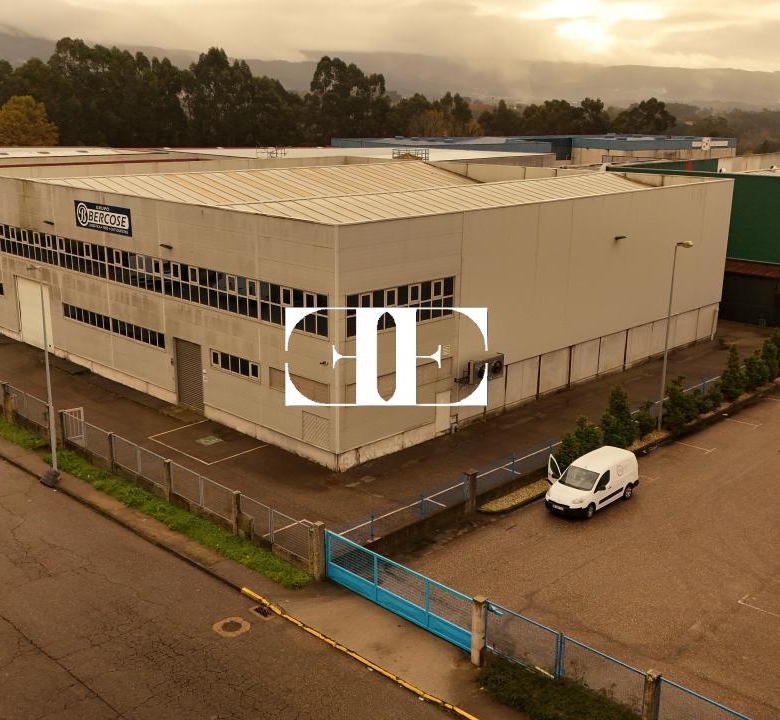 “Gran Nave con Cámara Frigorífica y Oficinas en Tui, Excelente Ubicación”