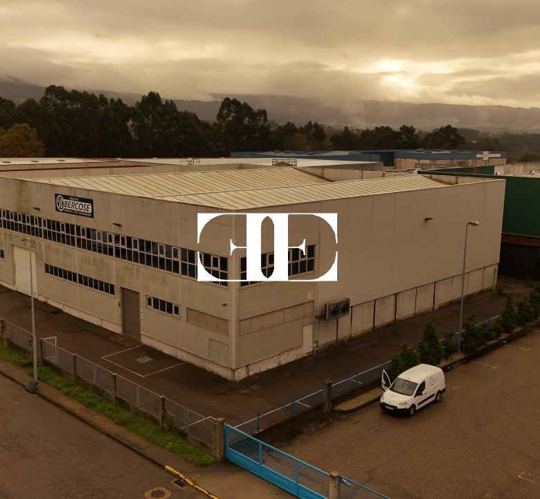 “Gran Nave con Cámara Frigorífica y Oficinas en Tui, Excelente Ubicación”