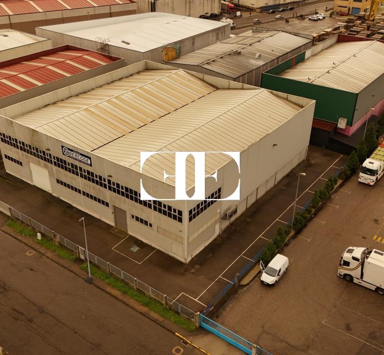 “Gran Nave con Cámara Frigorífica y Oficinas en Tui, Excelente Ubicación”
