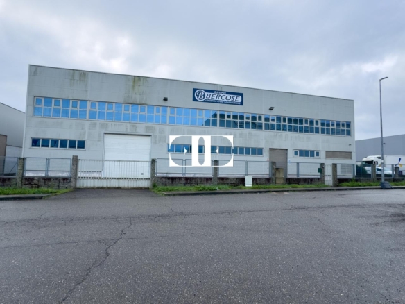 “Gran Nave con Cámara Frigorífica y Oficinas en Tui, Excelente Ubicación”