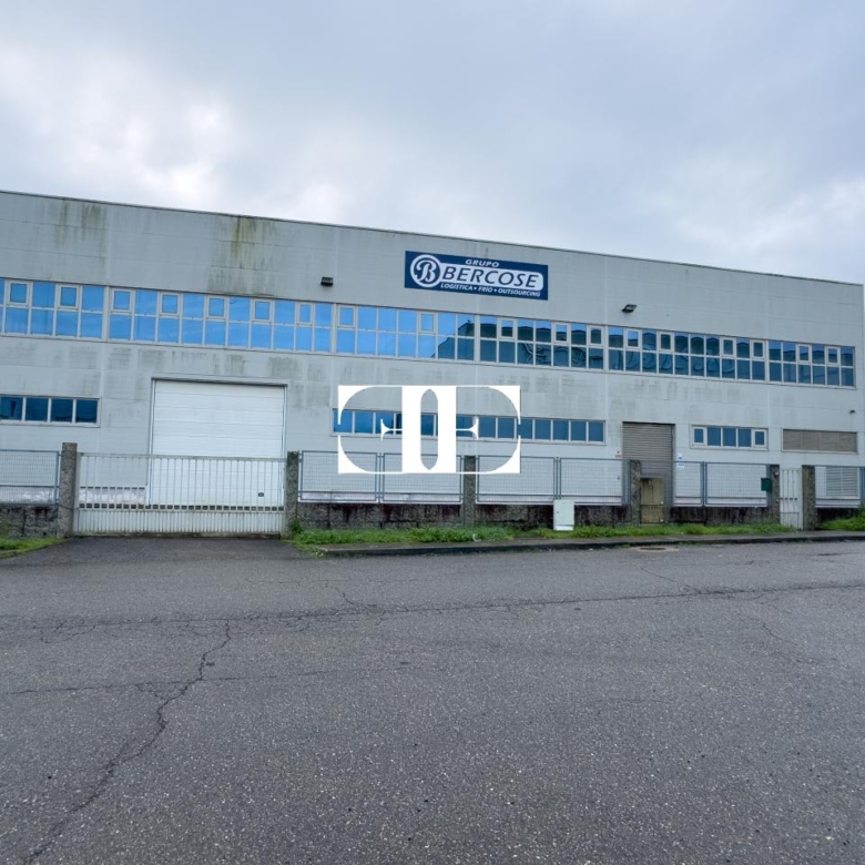 “Gran Nave con Cámara Frigorífica y Oficinas en Tui, Excelente Ubicación”