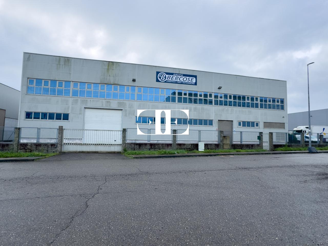 177080958689400026694_173229055711 “Gran Nave con Cámara Frigorífica y Oficinas en Tui, Excelente Ubicación”