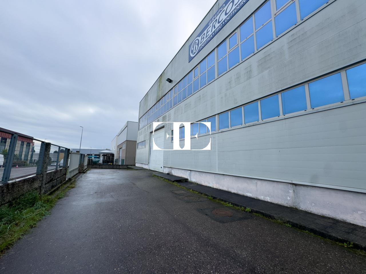 177080958759400026694_173229056279 “Gran Nave con Cámara Frigorífica y Oficinas en Tui, Excelente Ubicación”