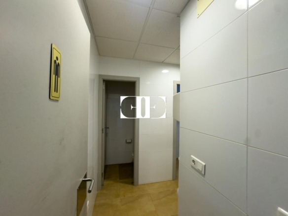 “Gran Nave con Cámara Frigorífica y Oficinas en Tui, Excelente Ubicación”