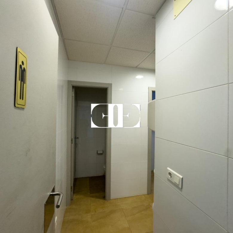 “Gran Nave con Cámara Frigorífica y Oficinas en Tui, Excelente Ubicación”
