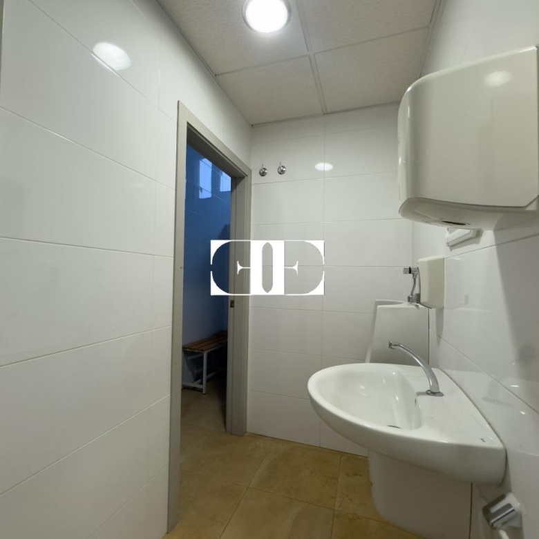 “Gran Nave con Cámara Frigorífica y Oficinas en Tui, Excelente Ubicación”