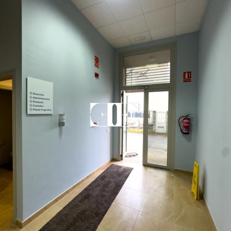 “Gran Nave con Cámara Frigorífica y Oficinas en Tui, Excelente Ubicación”