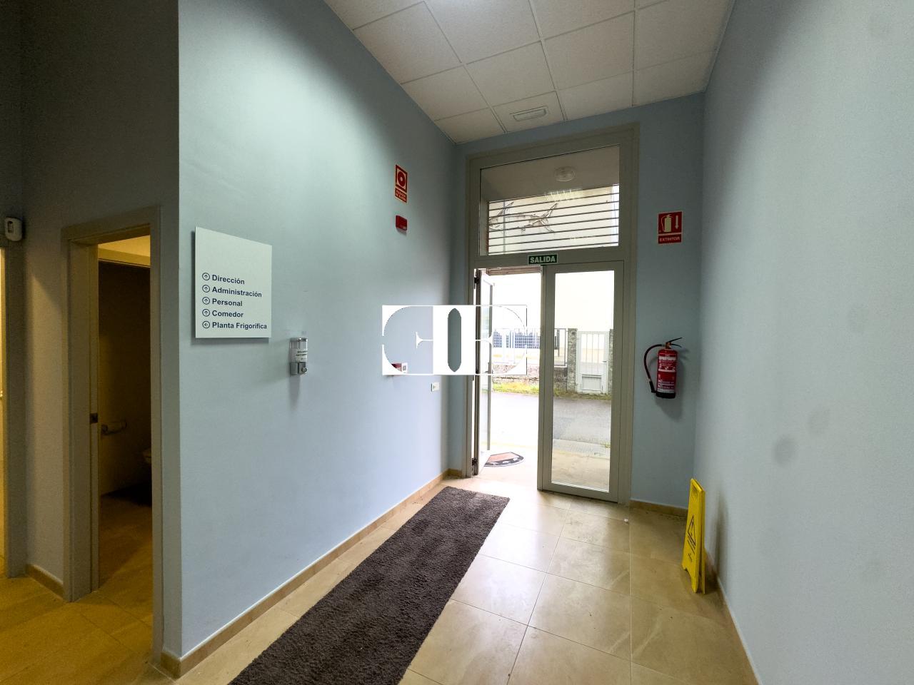 177080959116900026694_173229061818 “Gran Nave con Cámara Frigorífica y Oficinas en Tui, Excelente Ubicación”