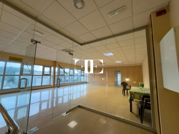 “Gran Nave con Cámara Frigorífica y Oficinas en Tui, Excelente Ubicación”