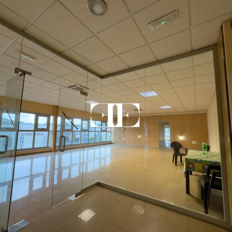 “Gran Nave con Cámara Frigorífica y Oficinas en Tui, Excelente Ubicación”