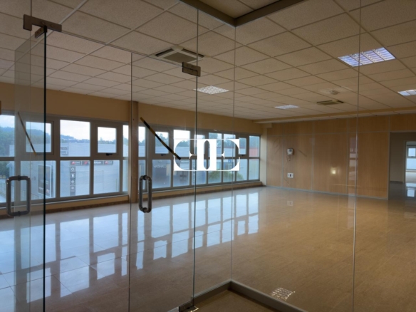 “Gran Nave con Cámara Frigorífica y Oficinas en Tui, Excelente Ubicación”