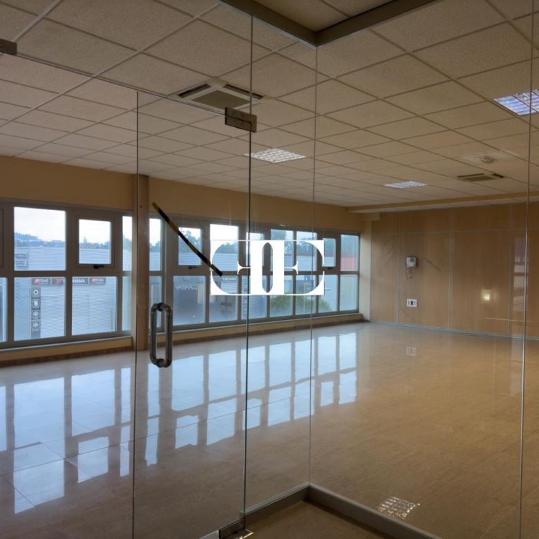 “Gran Nave con Cámara Frigorífica y Oficinas en Tui, Excelente Ubicación”