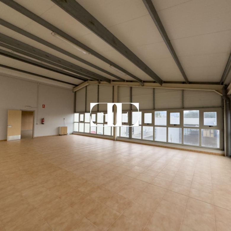 “Gran Nave con Cámara Frigorífica y Oficinas en Tui, Excelente Ubicación”