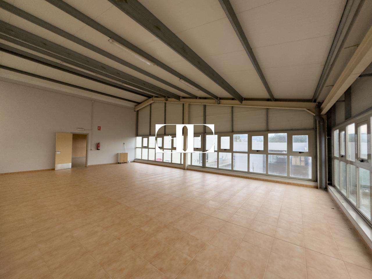 177080959548600026694_173229062870 “Gran Nave con Cámara Frigorífica y Oficinas en Tui, Excelente Ubicación”