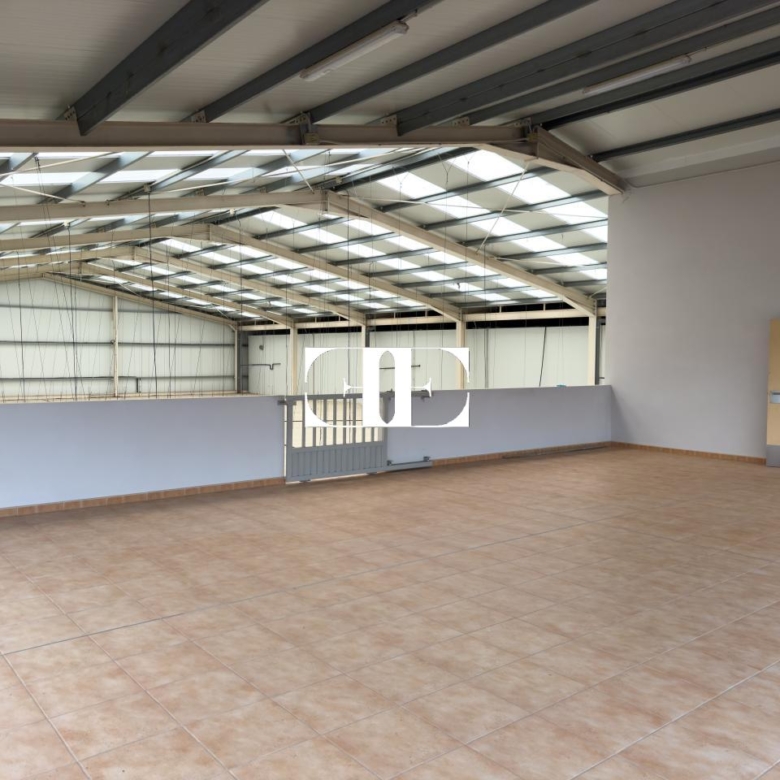 “Gran Nave con Cámara Frigorífica y Oficinas en Tui, Excelente Ubicación”