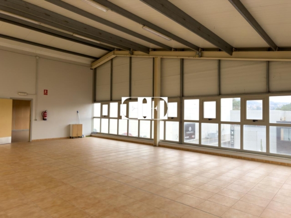 “Gran Nave con Cámara Frigorífica y Oficinas en Tui, Excelente Ubicación”