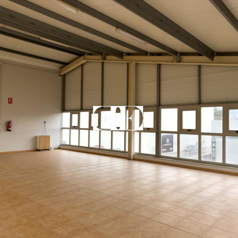 “Gran Nave con Cámara Frigorífica y Oficinas en Tui, Excelente Ubicación”