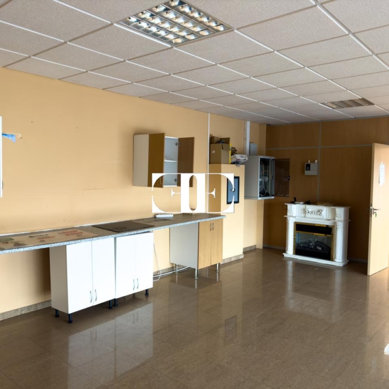 “Gran Nave con Cámara Frigorífica y Oficinas en Tui, Excelente Ubicación”